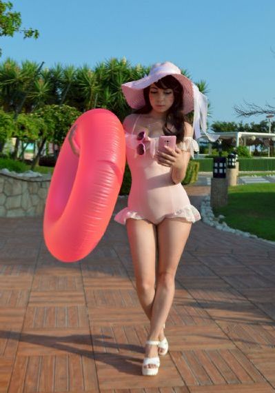 按摩室女大学生_十万网红美女美酱